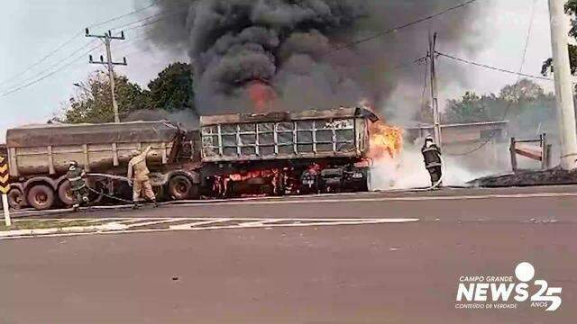 Corpo de Bombeiros controla chamas em carretas