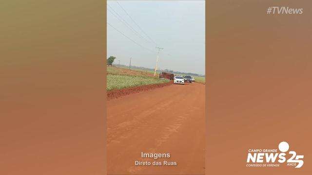 Acidente entre carros na estrada da Escola Agrícola