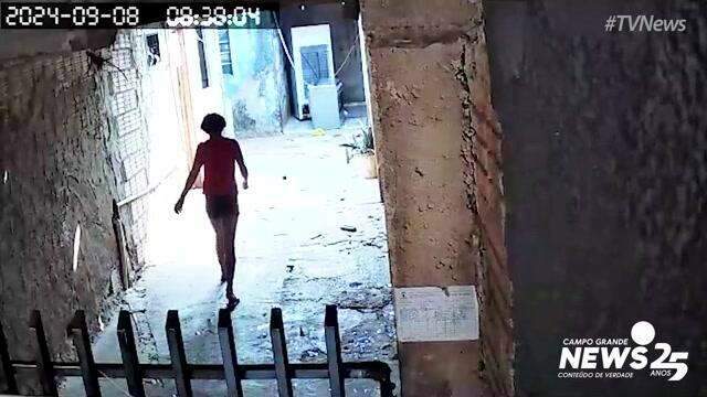 Mulher chegando em casa de homem encontrado morto