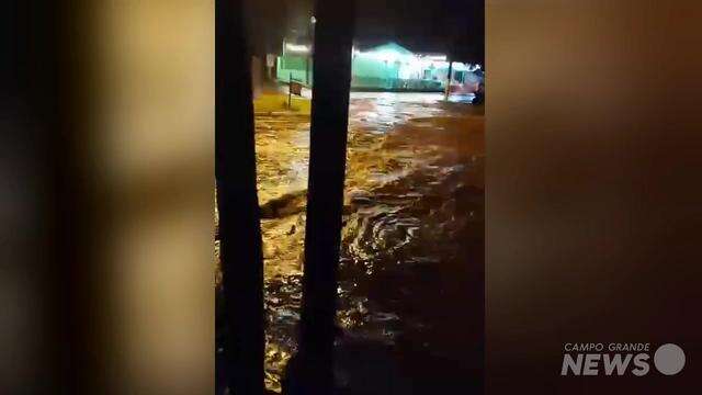 Rua alagada na fronteira com Pedro Juan Caballero