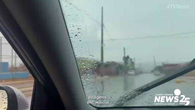 Tempestade deixa casas destelhadas