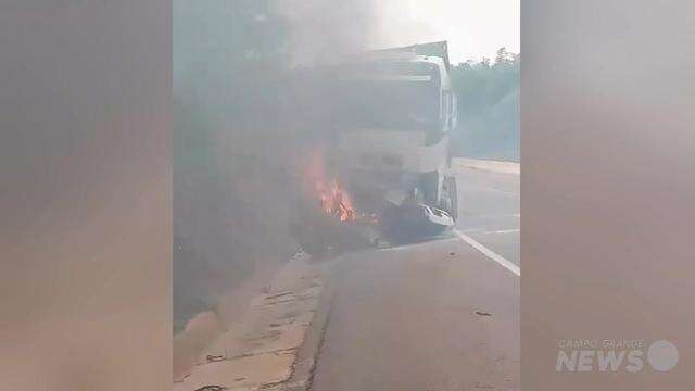 Fiat Punto pega fogo na BR-163, entre Rio Verde e São Gabriel