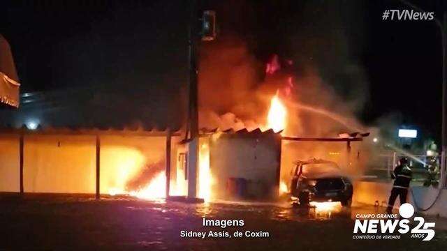 Bombeiro durante o combate de incêndio