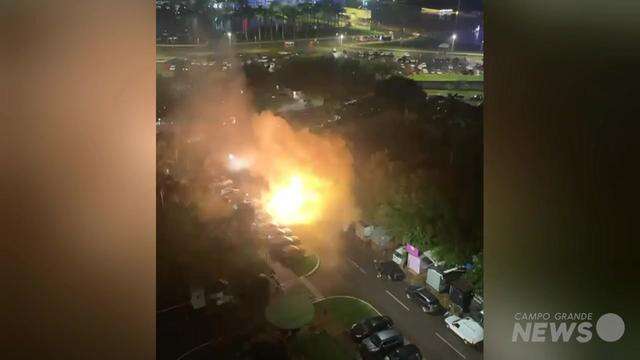 Explosão é vista na Praça dos Três Poderes, em Brasília (DF)