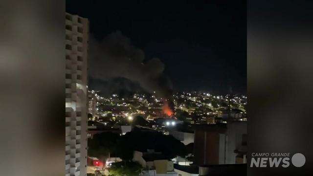 Incêndio é visto dos altos da Avenida Afonso Pena