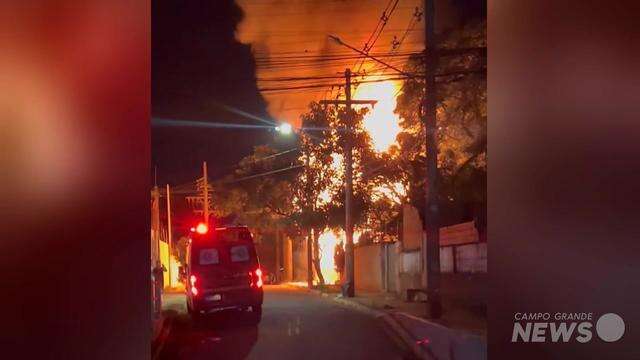 Chamas altas são registradas em barracão de madeira, no Cabreúva