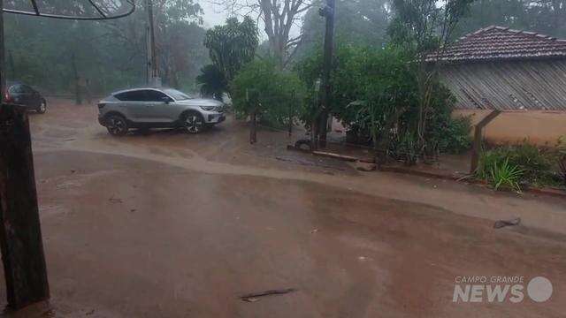 Chuva isolada no distrito de Camisão, em Aquidauana