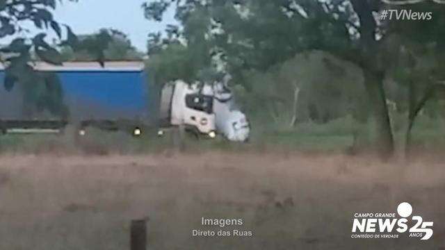 Carro onde jovem estava pegou fogo após batida