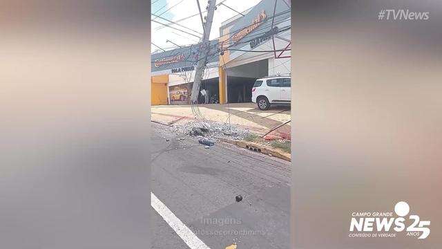 Caminhão atinge posto na Rua Ceará