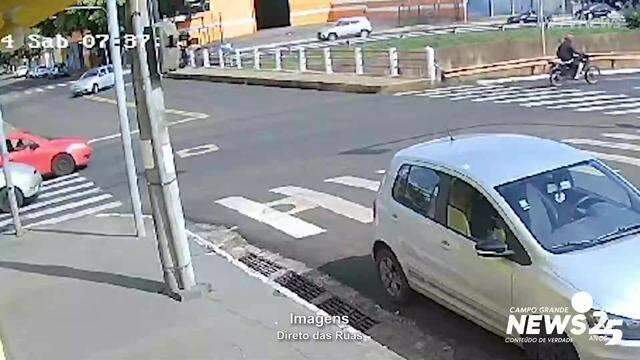 Câmera flagrou acidente com carro no rio