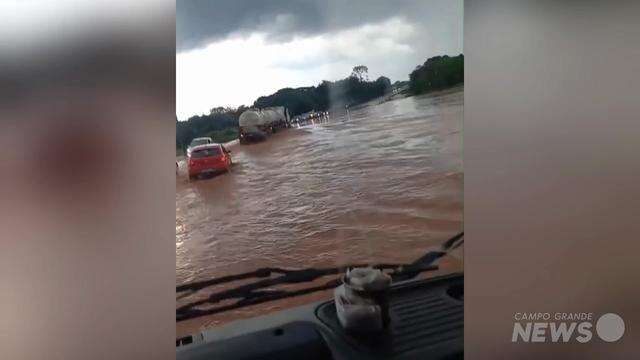 Alagamento em trecho da BR-262, entre Água Clara e Três Lagoas