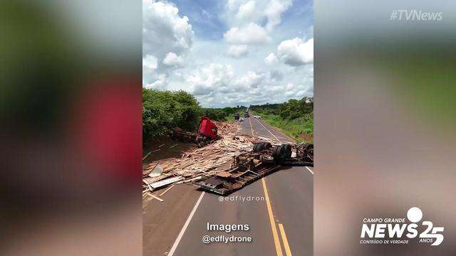 Rodovia fica bloqueada após tombamento de carreta