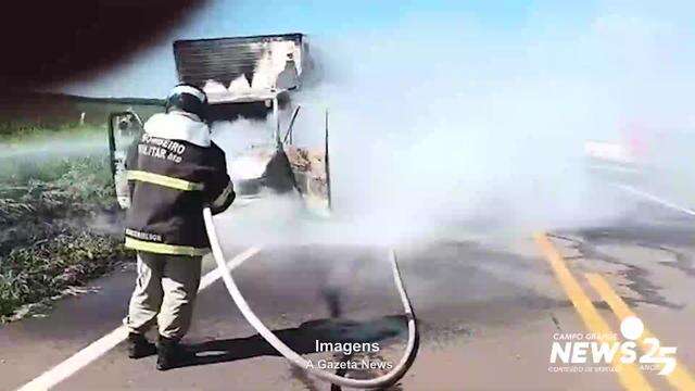 Bombeiros controlam chamas em caminhão