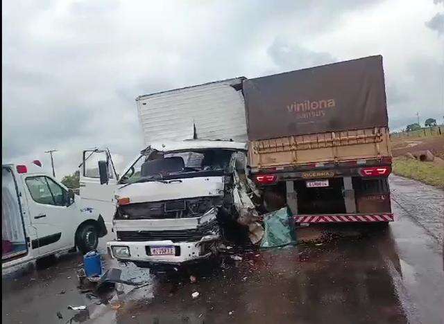 Caminhão bate em carreta e 2 ficam feridos em Cassilândia