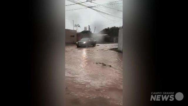 Picape atravessa alagamento na Travessa Suriname