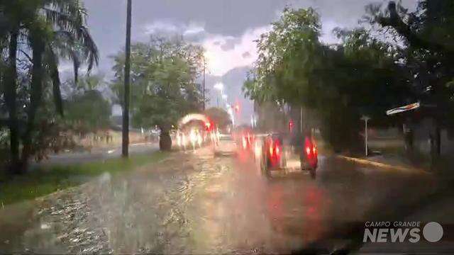 Chuva atinge trecho da Avenida Manoel da Costa Lima