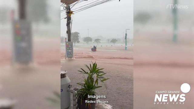 Enxurrada tomou conta de ruas em Sonora