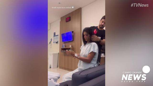 Mariano seca cabelo de esposa no hospital