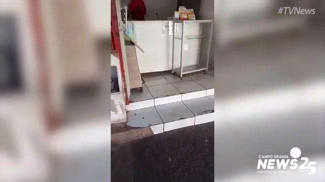 Lutador de MMA apanha de cinto de agiota no Centro