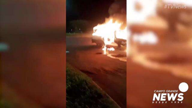 Carro incendiado na Cônsul Assaf Trad