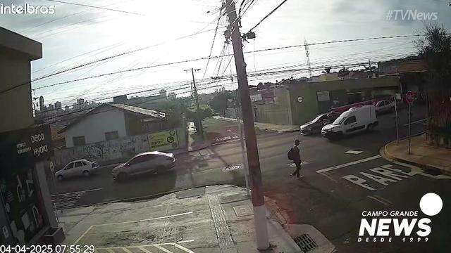 Carro capota em acidente na Rui Barbosa