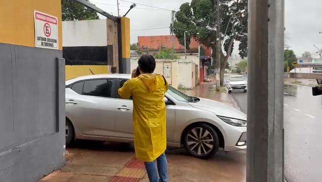 Com vidros fechados, carro que transporta Brazão sai da central de tornozeleira