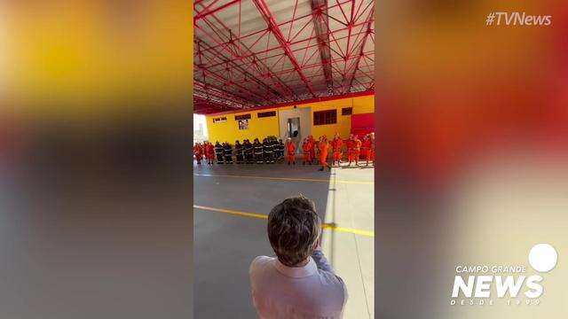 Cão jornalista, Snow faz primeira missão como bombeiro