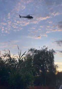 Helicóptero sobrevoando área da operação 