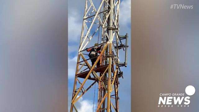 Vídeo mostra resgate de homem que subiu em torre