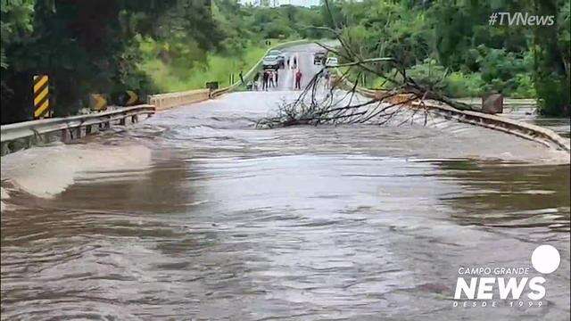Trecho da BR-267 tomado pela água