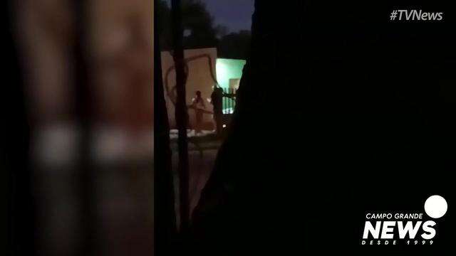 Homem exibe arma durante briga com vizinhos