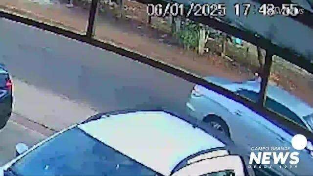 Momento em que motociclista é atingido por carro