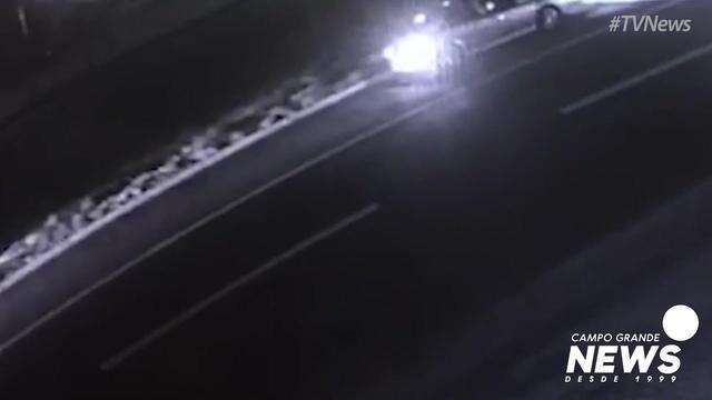 Caminhão da Solurb bate em carro parado na Duque de Caxias