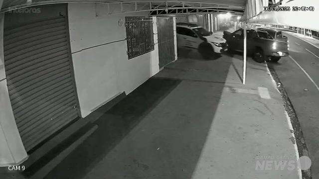 Câmera registra colisão entre picapes em Aquidauana