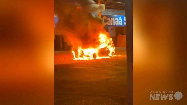 Veículo pega fogo no Jardim Maracanã