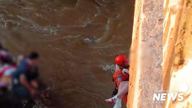 Bombeiros resgatam adolescente ilhada em rio