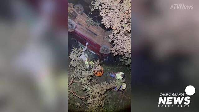 Veículo capotado em córrego de Terenos