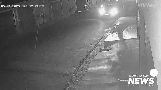 Câmera flagra atiradores em moto passando em frente de casa de vítimas