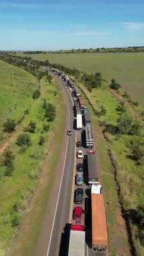 Vista aérea de congestionamento na BR-263 causado por novo incêndio