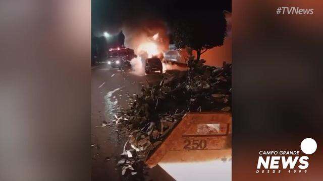 Carro é tomado pelo fogo no Rita Vieira