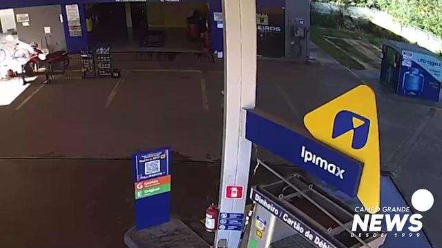 Mulher é baleada em posto de gasolina