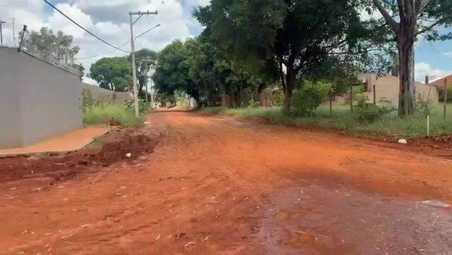 Vazamento cria “enxurrada” em obra no Bairro Jardim Mansur