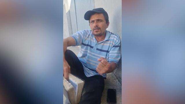 Edson lê a Bíblia para se aproxima de Deus