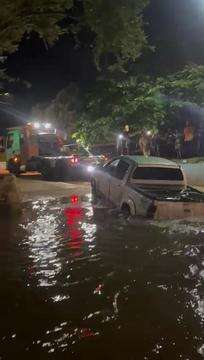 Hilux sendo retirada do Rio Taquari 