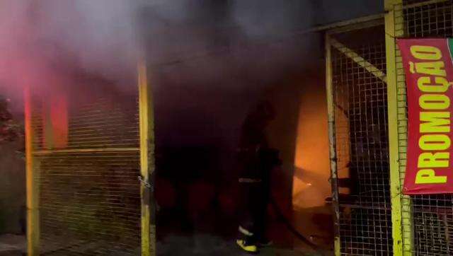 Bombeiros trabalham para conter as chamas no local