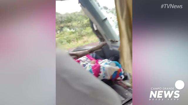 Vídeo mostra interior de ônibus atingido por barra de ferro
