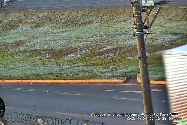 Grama de canteiro tomado pela geada em Ponta Porã