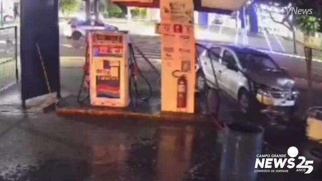 Momento em que carro invade posto de combustível