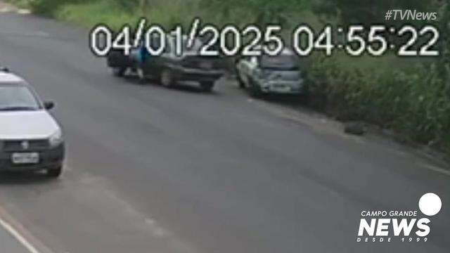 Motorista bate em carro estacionado e foge, no Bairro Tiradentes