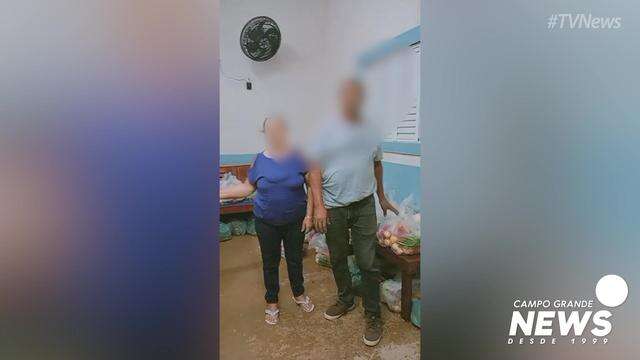 Candidatos a presidente de associação de moradores da Moreninhas III distribuindo verduras e cobertas